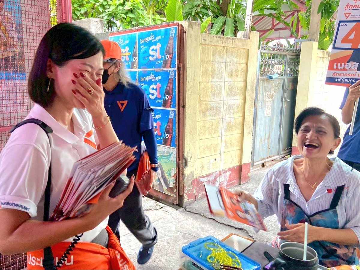 nurseMFP's tweet photo. [ ไปกันต่อกับซอยวงศ์สว่าง 7, 11, 13, 15, 17, 21, 23, 25, 27, 29 💪🍊]

เนอสและทีมงานลงพื้นที่ซอยวงศ์สว่าง 7, 11, 13, 15, 17, 21, 23, 25, 27, 29 รวมถึงชุมชนข้างวัดน้อยและชุมชนหลังเทคโนฯฮับ ข้ามซอยวัดหลวงไปเพราะจะไปเดินยาวๆ เลย 🥰

ได้เติมพลังใจจากทุกคนที่โบกมือ ทักทาย ออกมาพูดคุยกันตลอดทาง ซึ้งสุดๆ ขอบคุณนะคะที่จำเนอสได้และสนับสนุนเนอสและทีมงานมาตลอด พวกเราลุยงานกันหนักมากจริงๆ 🥹🧡

ในซอยวงศ์สว่าง 11 เราทำกันไปหลายอย่างมาก ตั้งแต่นำเรื่องเข้าสภากทม.ให้มีการติดตั้งไฟบนเสาไฟฟ้าเพิ่มตั้งแต่กลางซอยจนท้ายซอยที่สุดเขตนนทบุรี 23 ดวง ติดตั้งกล้องวงจรปิดเพิ่มอีก 11 ตัว ปรับปรุงผิวถนนหลายจุด ปรับปรุงทางลัดริมคลองที่ทะลุไปซอยวงศ์สว่าง 7 ให้กว้างขึ้นและมีราวกันตกใหม่ จนล่าสุดเราได้ผลักดันงบประมาณเพื่อแก้ไขปัญหาน้ำท่วมบริเวณชุมชนหลังเทคโนฯ ใกล้กับสุนทรีย์แมนชั่นผ่านแล้ว รอทางสำนักงานเขตบางซื่อดำเนินก่รหาตัวผู้รับเหมาเพื่อขยายท่อระบายน้ำค่ะ 🫡 แต่ก็ยังมีหลายปัญหาที่ต้องลุยกันต่อนะ

ส่วนซอยวงศ์สว่าง 29 ที่เป็นซอยเอกชน เราก็ภูมิใจมากๆที่มีคุณพี่ 1 ท่านร้องเรียนมาเรื่องน้ำท่วมขังและผิวถนนชำรุด จนเนอสร่วมกับสำนักงานเขตบางซื่อได้เจรจากับเจ้าของที่ ตอนนี้ได้รับงบประมาณปรับปรุงมาแล้วทั้งซอยกว่า 40 ล้านบาท กำลังอยู่ในขั้นตอนจัดซื้อจัดจ้างหาตัวผู้รับเหมาเช่นกันนะคะ 🫶🍊 ขอบคุณที่เชื่อในพวกเรางับ 🥹

ลุยงานต่อเนื่อง สู้ทุกเรื่องเพื่อบางซื่อของแท้ต้องสีส้ม!
เนอส บางซื่อ เบอร์ 4️⃣4️⃣4️⃣4️⃣ 💪🍊

#สกเนอสบางซื่อ #ใจถึงมือถึงเข้าถึง #พรรคประชาชน #กรุงเทพง่ายๆ #ผู้ว่าประชาชน #BangkokMadeEasy 

--------------------
ผลิตโดย ภัทราภรณ์ เก่งรุ่งเรืองชัย 1562/90 ถ.ประชาราษฎร์สาย 1 แขวงวงศ์สว่าง เขตบางซื่อ กรุงเทพมหานคร 10800 จำนวน 1 โพสท์ ตามวันและเวลาที่ปรากฎ