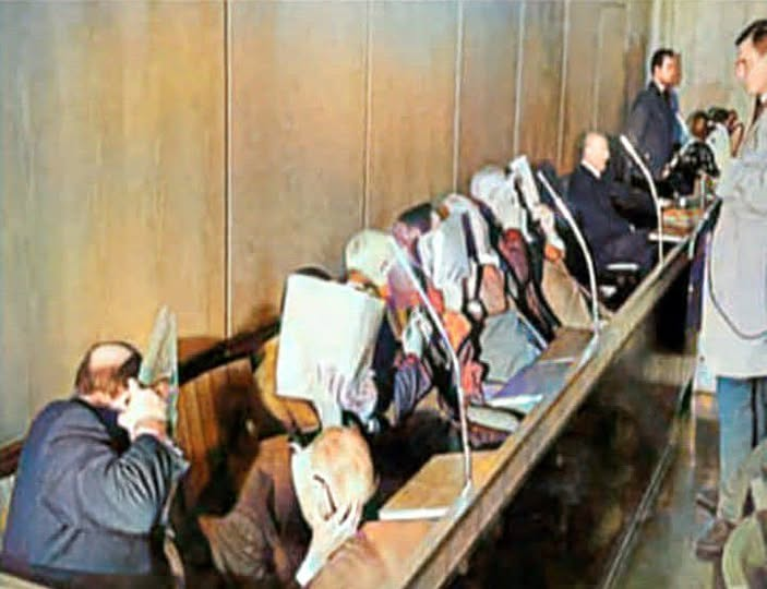 TOPRAK_2_'s tweet photo. Yüzünü utanarak kapatıp
tanınmamaya çalışan bu
adamlar Nazi Almanyası'nın
bir zamanlar esip gürleyen, sanıklara vatan haini diyerek bağıran yargıçları,savcıları...
Kurdukları rejimin hiç bir zaman değişeceğini düşünmüyor, birgün kendilerinin de hesap verebileceği akıllarına gelmiyordu.