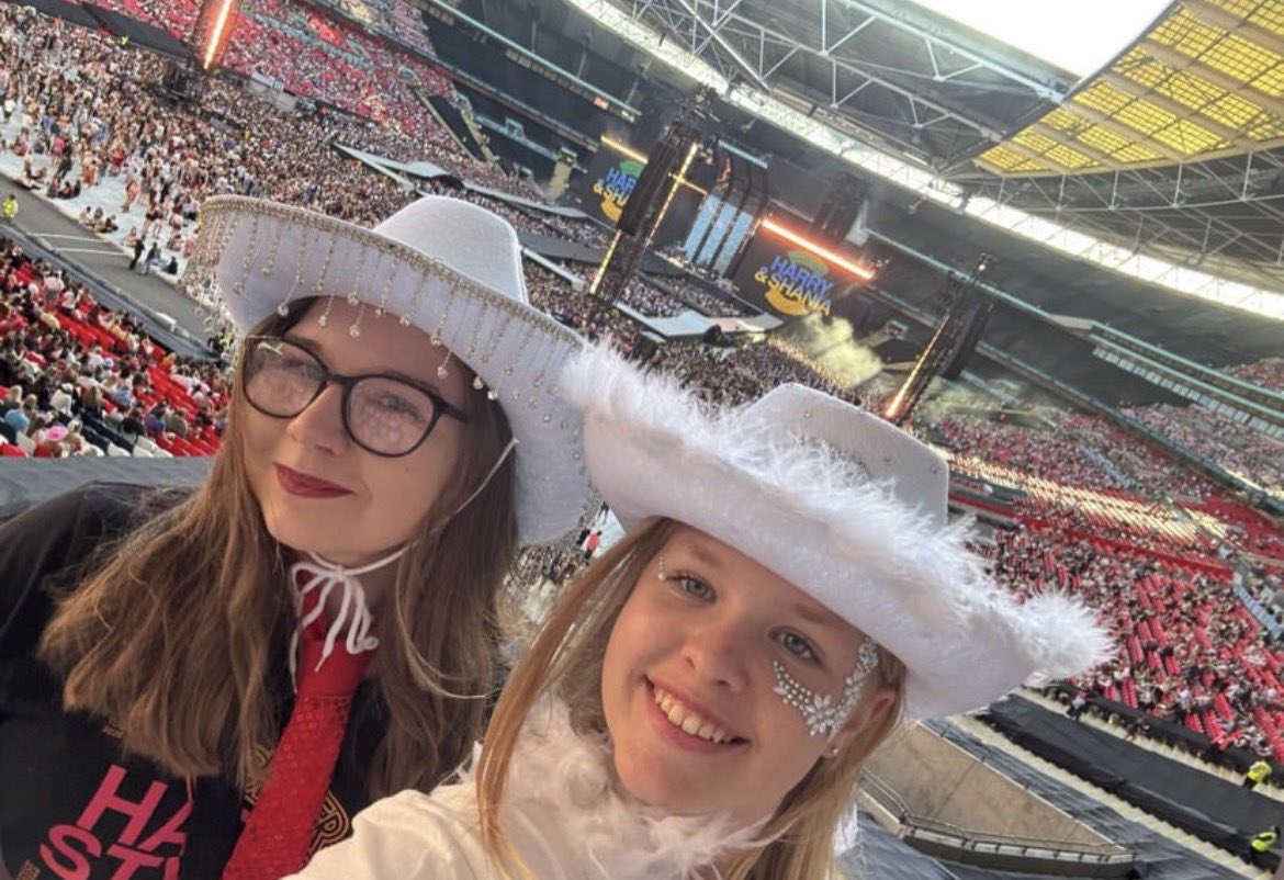 GemEde81's tweet photo. We had an amazing time, making memories!! 🎶❤️@Harry_Styles @wembleystadium #memories https://t.co/uhLuT8wuA1