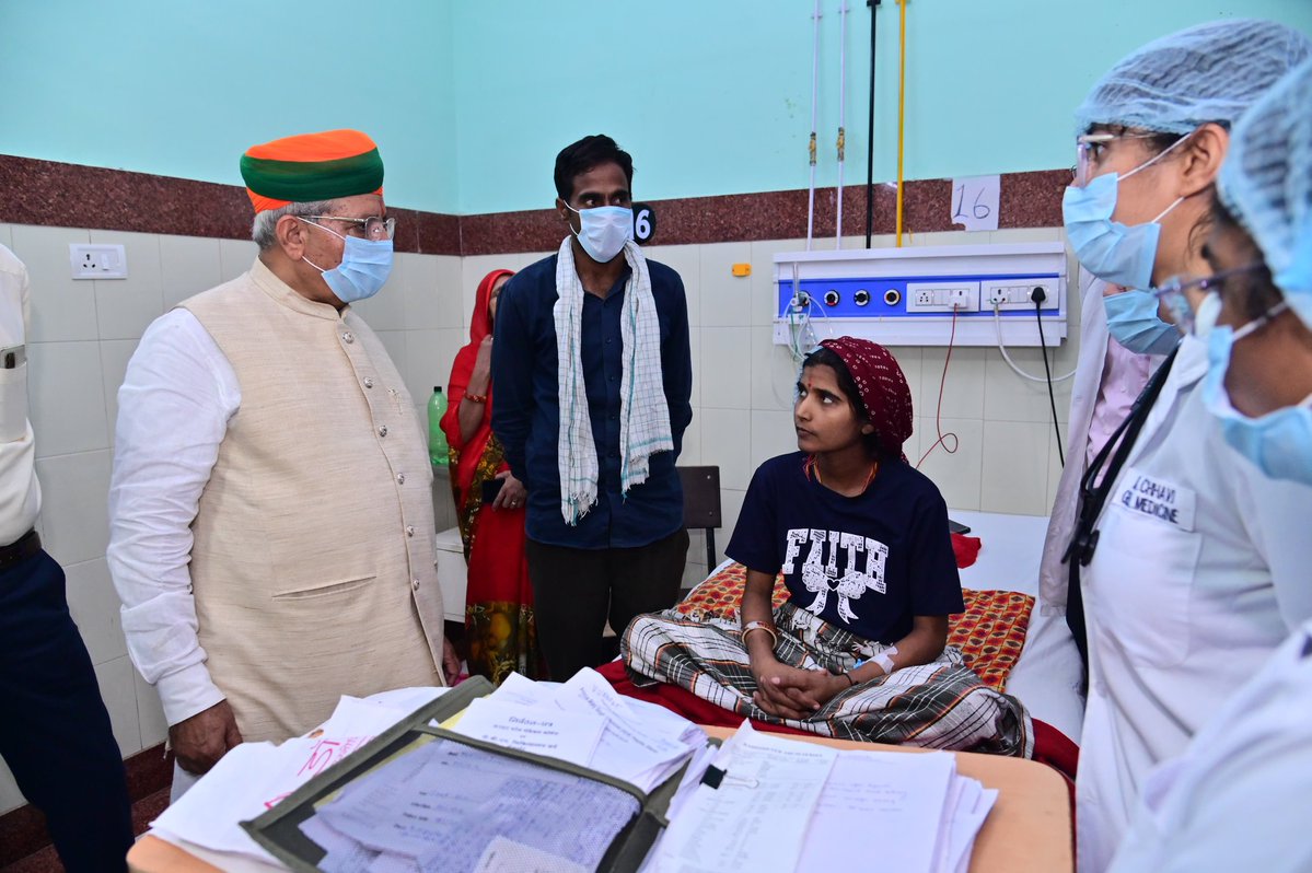 Principalspmc's tweet photo. बीकानेर प्रवास के दौरान माननीय केंद्रीय कानून मंत्री श्री @arjunrammeghwal ने रविवार को पीबीएम अस्पताल में स्वास्थ्य सेवाओं का जायजा लिया तथा अस्पताल प्रबंधन की विभिन्न व्यवस्थाओं की विस्तृत जानकारी प्राप्त कर आवश्यक दिशा-निर्देश दिए।

@MoHFW_INDIA
#Bikaner #Healthcare #pbm #spmc https://t.co/fS5zzVx0X7