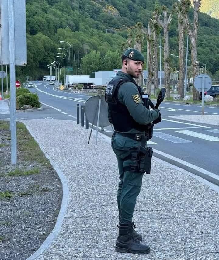 MqGuardiaCivil's tweet photo. Un día me criticarás.
Un día me odiarás.
Un día te quejarás.
Un día me insultarás.

Hay dos errores que no nos podemos permitir: no empezar y por supuesto, no llegar hasta el final.

¡Buenas noches!

#Usecic 
#SiempreUsecic #SomosUsecic
#Masqueguardiacivil
#PersonasBajoUnUniforme https://t.co/wDGkTGKPAG
