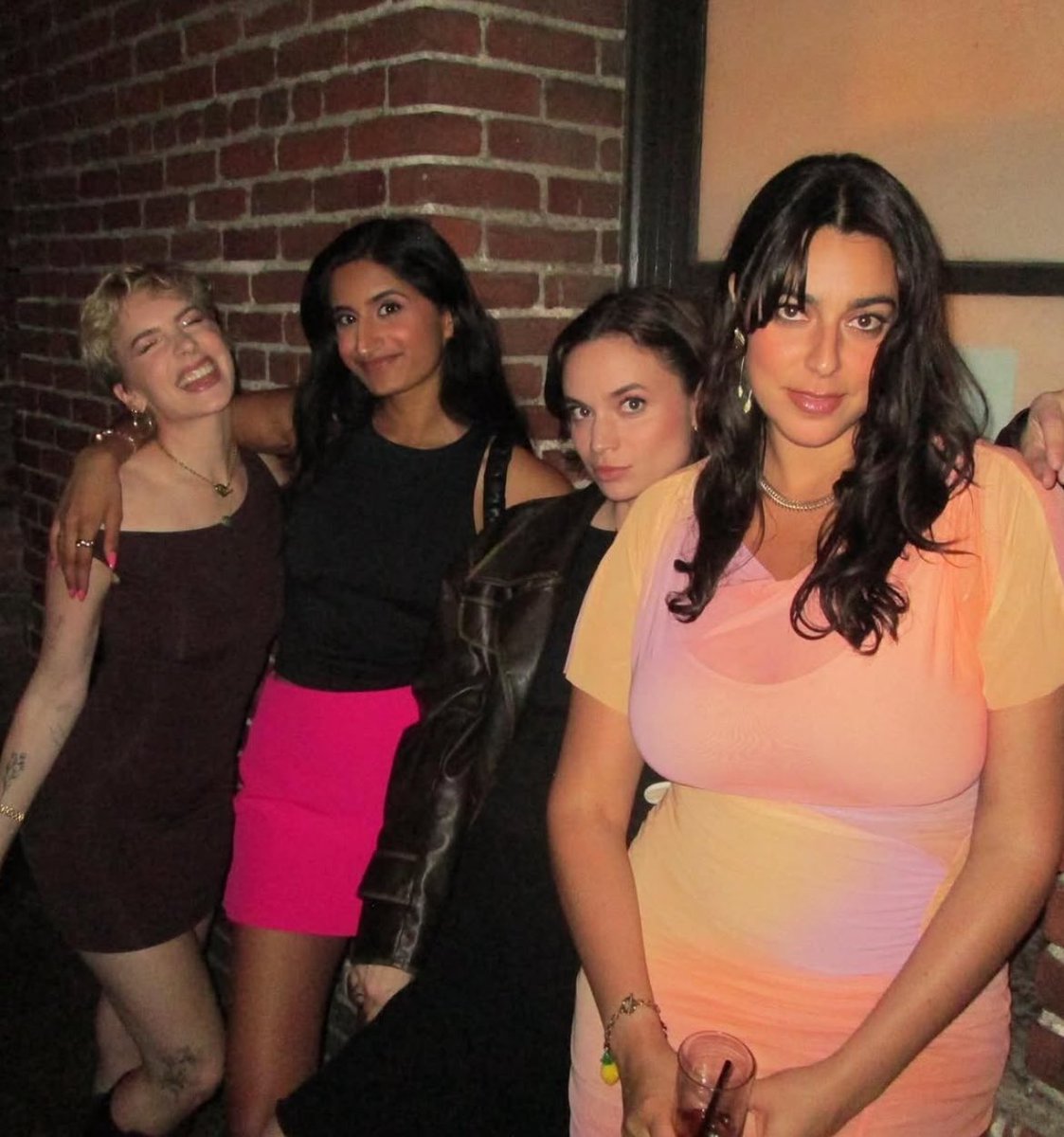 lesbiagnew's tweet photo. the smosh women are younger and more attractive https://t.co/yZIicnAvEL
