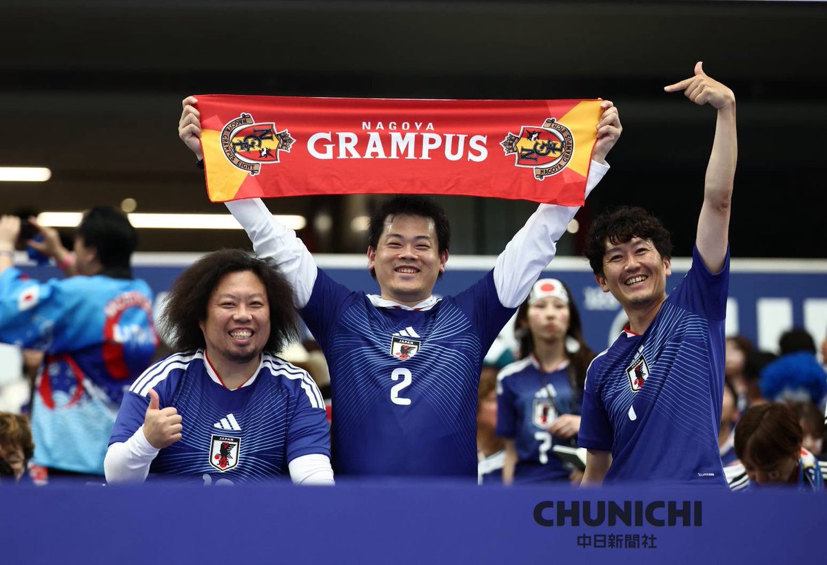 chunichiphoto's tweet photo. 【サッカー日本代表】

試合前、盛り上がる日本サポーター https://t.co/NglJ9uIp0j