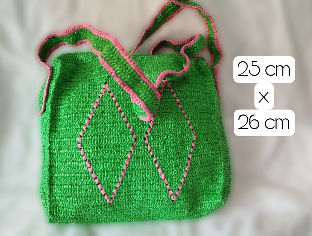 veganibalecter's tweet photo. Los negros son de las típicas bolsas que tienes en casa para el cubo de la basura 
Son únicos y muy originales. Y eternos, pues algunos de estos bolsos tienen 15 años o más y aquí siguen https://t.co/h4kllcZAiL