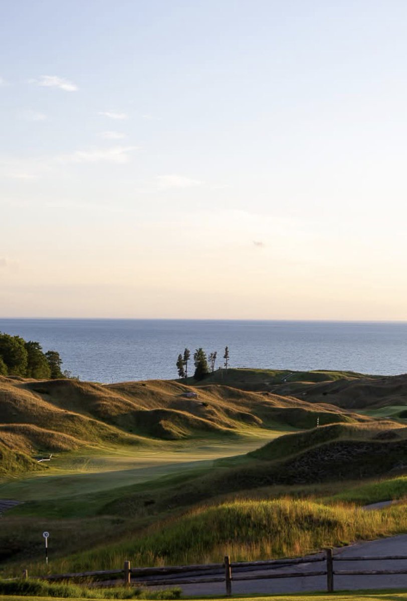 joepohlen's tweet photo. Arcadia Bluffs Golf Course last night. 

Pure Michigan https://t.co/iWwjeSDxXj