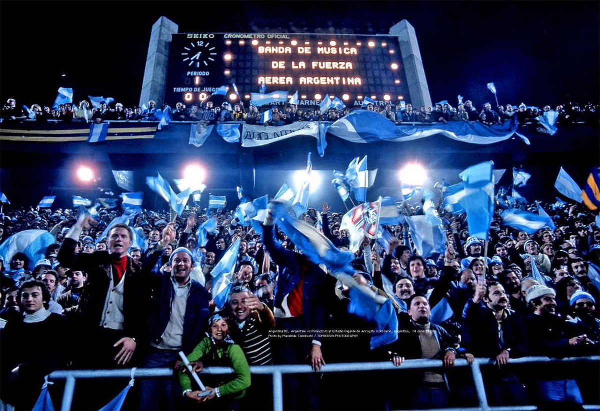 RosarioCentral's tweet photo. 🏟️🇦🇷💛💙 ¡Gigante mundialista!

Un día como hoy, pero de 1978, @Argentina jugaba por primera vez un partido de la Copa del Mundo en nuestra casa y le ganaba 2-0 a Polonia.

⚽️ Mario Alberto Kempes x2 https://t.co/8moBJevAgk