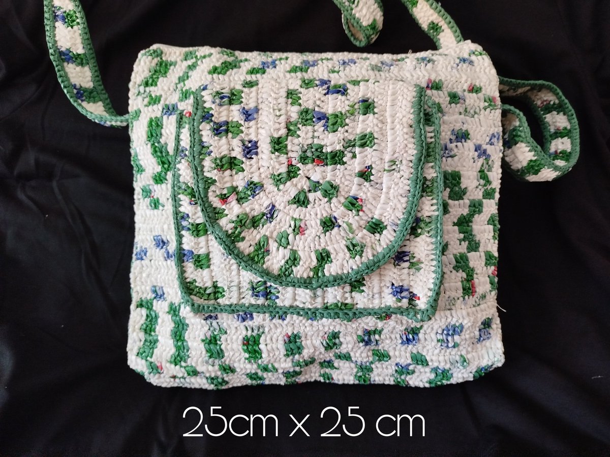 veganibalecter's tweet photo. ¿Me ayudas con un RT? Hace unos años tuve un proyecto en el que mi madre y yo hacíamos artesanía con diferentes materiales (papel, plástico, etc). Y vengo a enseñaros los bolsos tan chulos que mi madre hizo utilizando bolsas de plástico q convertía en ovillos y luego ganchillaba https://t.co/isCagK7cKV