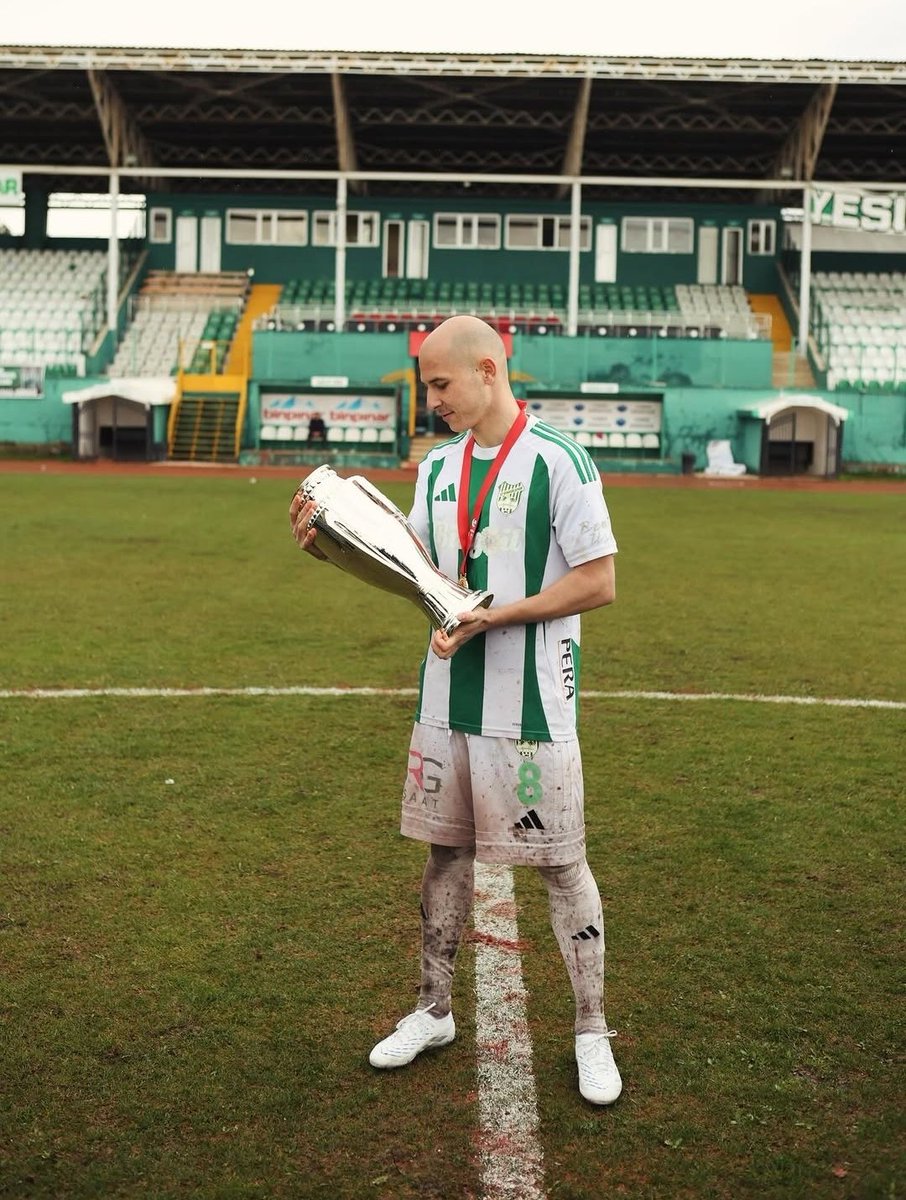 marat10lar's tweet photo. Maestro Balıkesirspor'da! Geçtiğim sezon 12 Bingölspor ile şampiyonluk kazanan orta saha oyuncusu Muhammed Raşit Şahingöz ile anlaşmaya varıldı! Oyuncu çarşamba günü Balıkesir'e gelecek!🙌⏳️ #gündem #balıkesirspor #transfer #flashaber https://t.co/6h8699aL9o