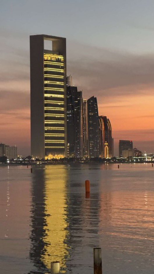s_s__8's tweet photo. أبوظبي اسم على القلب مطبوع 
سبحان من حرم علينا انتزاعه 🇦🇪🤍

للشاعر خالد المنذر المعيوف الشمري https://t.co/nikSPiiSDp