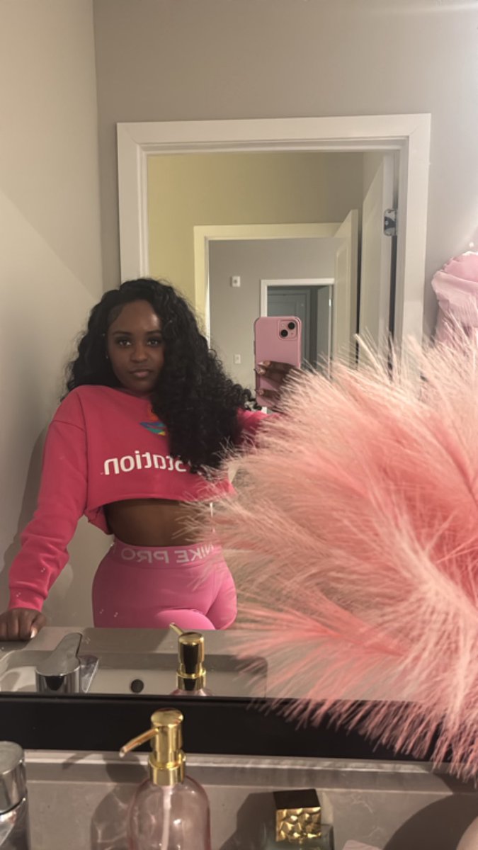 itsjaniselove's tweet photo. can never go wrong w a mirror pic!😍 https://t.co/xW5i8VKth3