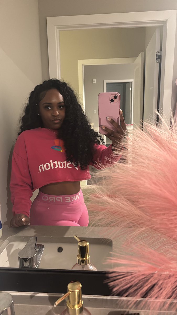 itsjaniselove's tweet photo. can never go wrong w a mirror pic!😍 https://t.co/xW5i8VKth3