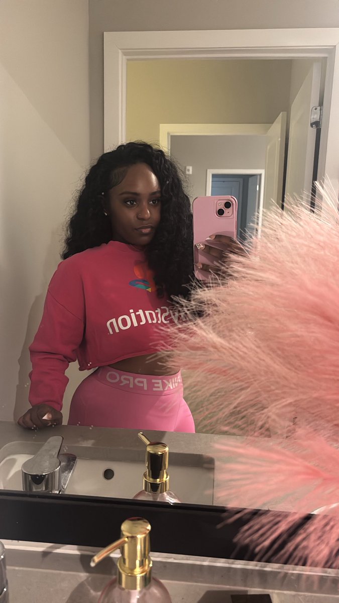 itsjaniselove's tweet photo. can never go wrong w a mirror pic!😍 https://t.co/xW5i8VKth3