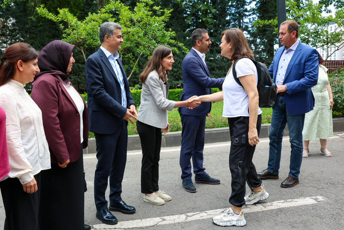 AbdullahZeydan's tweet photo. Bugün Amed Büyükşehir Belediyesinde DEM Partimizinde üyesi olduğu Avrupa Konseyi Parlementerler Meclisi Birleşik Sol Grubu ( UEL ) Eşbaşkanları Sayın Laura Castel Ford, Sayın George Loucaides ve heyet üyeleriyle bir araya geldik. 

Şu anda en fazla ihtiyaç duyduğumuz “  Barış ve Demokrasi Toplum sürecinin hedefine ulaşması, kalıcı bir barış, özgürlüklerin genişletilmesi, umut hakkının uygulanması, siyasi tutsakların serbest bırakılması ve kayyım gasplarının son bulması “ konularında belediye eşbaşkanları olarak görüşlerimizi ifade ettik. Gösterdikleri dayanışma için teşekkür ederiz.
