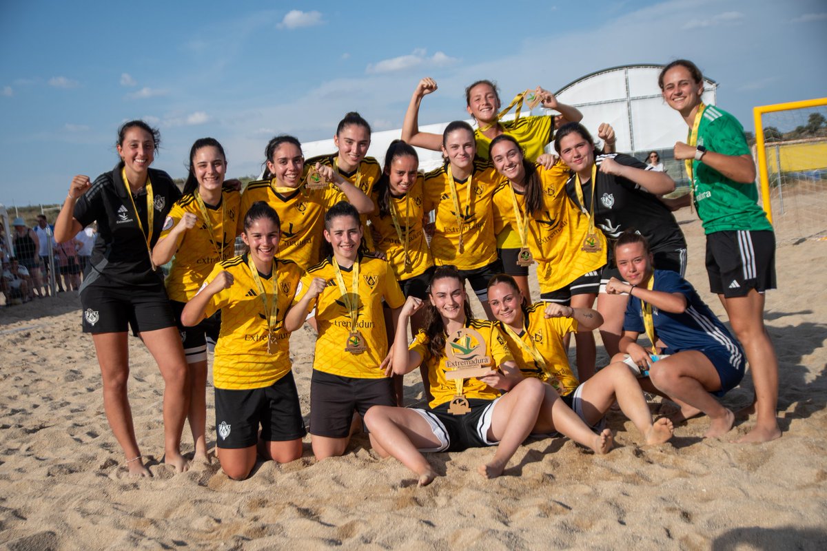 FedExFutbol's tweet photo. 🎉🥇¡¡¡𝐂𝐀𝐌𝐏𝐄𝐎𝐍𝐀𝐒!!!🥇 🎉

👏 👏 👏¡Enhorabuena al @CacerenoFem, 🏆𝐂𝐀𝐌𝐏𝐄𝐎́𝐍 𝐃𝐄 𝐄𝐗𝐓𝐑𝐄𝐌𝐀𝐃𝐔𝐑𝐀 Femenino Absoluto #FútbolPlaya🏖️ al imponerse por 3-1 al @CPSANMIGUEL_pla en la final regional disputada en 📍Belvís de Monroy!

#Extremadura 💚 🤍 🖤
#JugamosEnEquipo