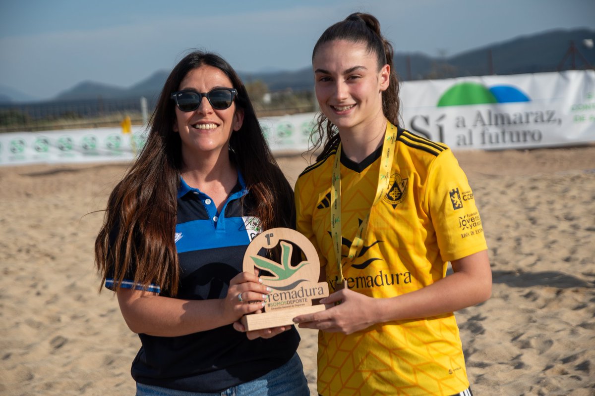 FedExFutbol's tweet photo. 🎉🥇¡¡¡𝐂𝐀𝐌𝐏𝐄𝐎𝐍𝐀𝐒!!!🥇 🎉

👏 👏 👏¡Enhorabuena al @CacerenoFem, 🏆𝐂𝐀𝐌𝐏𝐄𝐎́𝐍 𝐃𝐄 𝐄𝐗𝐓𝐑𝐄𝐌𝐀𝐃𝐔𝐑𝐀 Femenino Absoluto #FútbolPlaya🏖️ al imponerse por 3-1 al @CPSANMIGUEL_pla en la final regional disputada en 📍Belvís de Monroy!

#Extremadura 💚 🤍 🖤
#JugamosEnEquipo