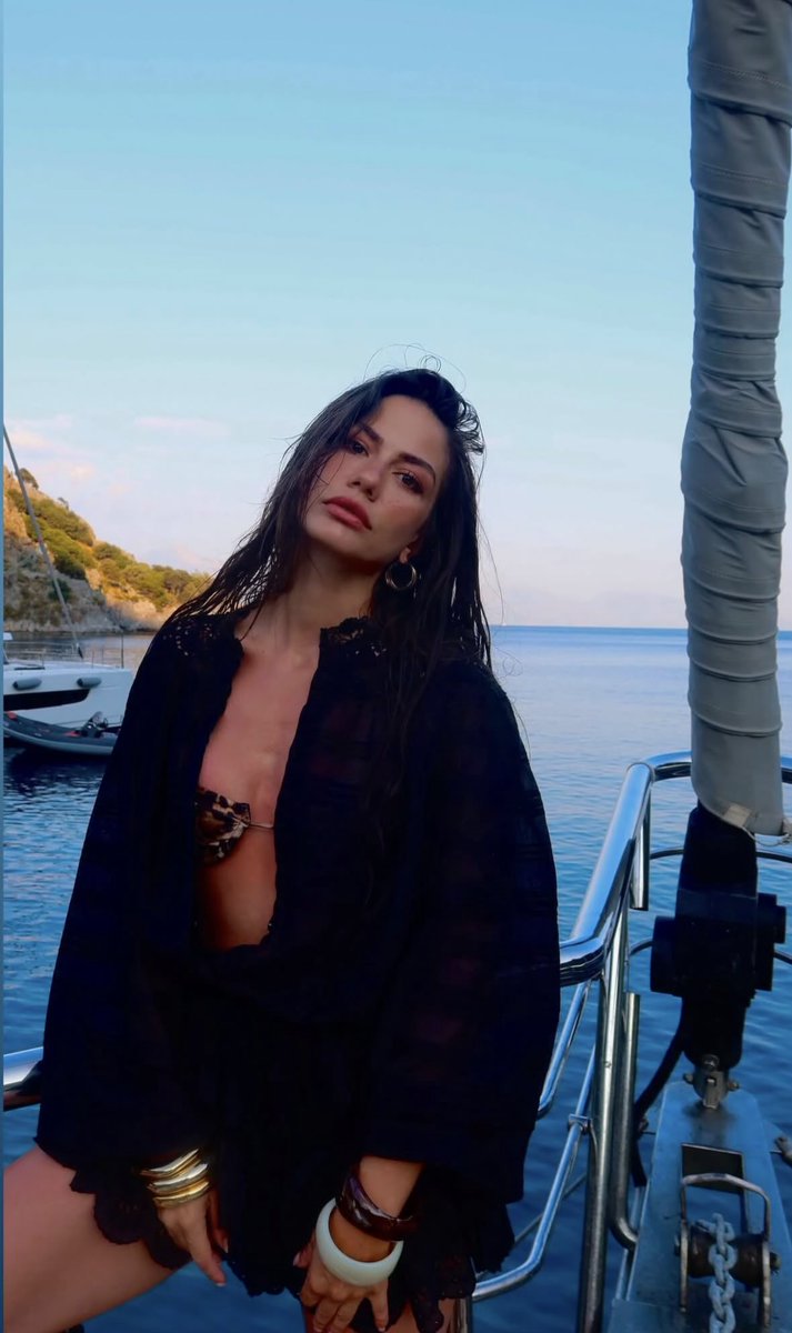 consumeyou_'s tweet photo. she is so stunning my god😮‍💨😮‍💨😮‍💨😮‍💨 https://t.co/722Pw0db1X