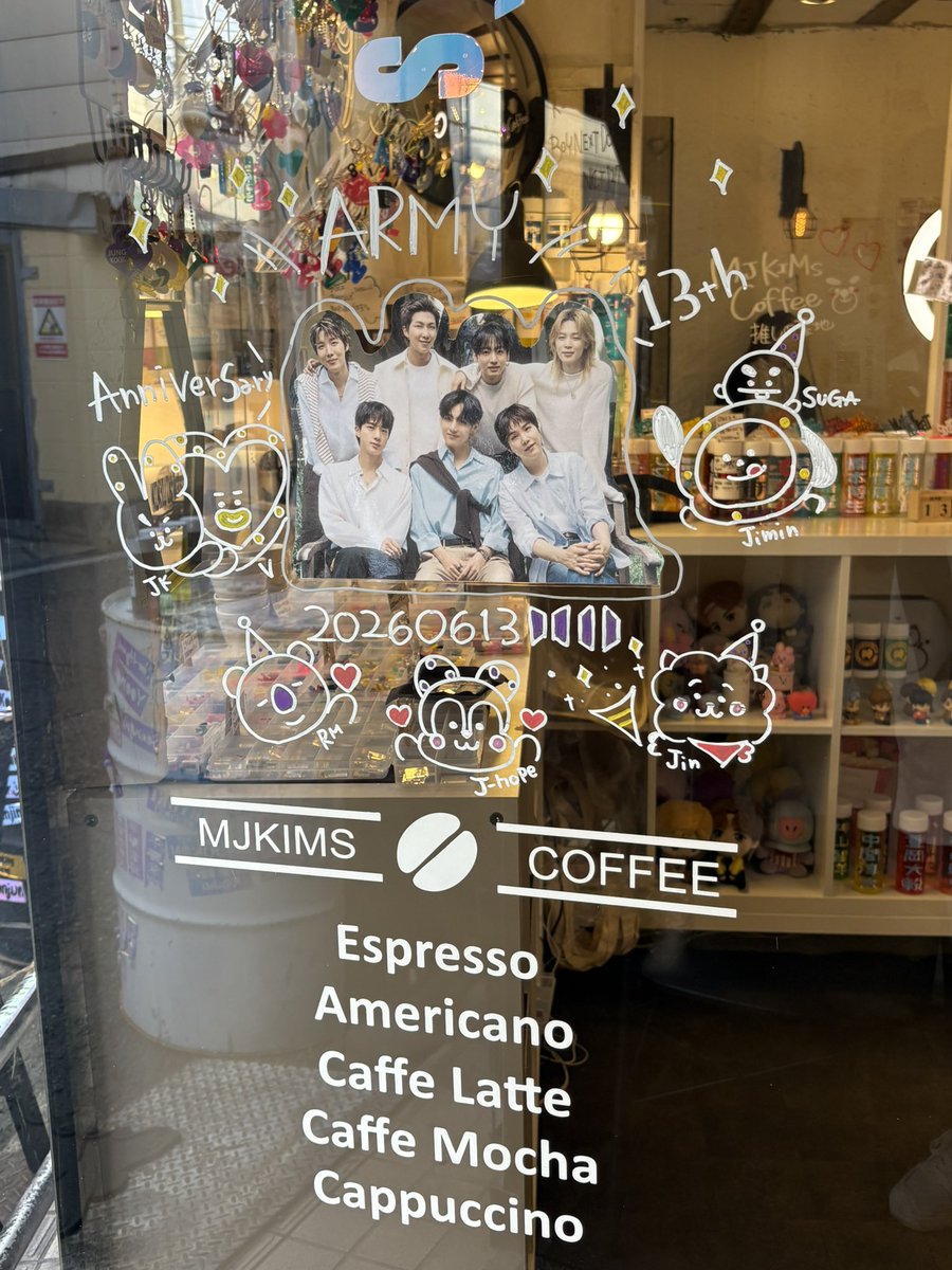 silver0213's tweet photo. BTS 13th Anniversary💜
MJ KIMs COFFEEさんでラテしないとね
@design_sam523 ちゃんのかわいすぎるリングでかわいすぎるジミンを🫶
毎回かわいいカードをスタッフさんが書いてくれる👍
3階にあがるとBTSでいっぱい🥰
幸せな空間だったなぁ

#BTS #방탄소년단
#BTS13thAnniversary https://t.co/ritTcdg844