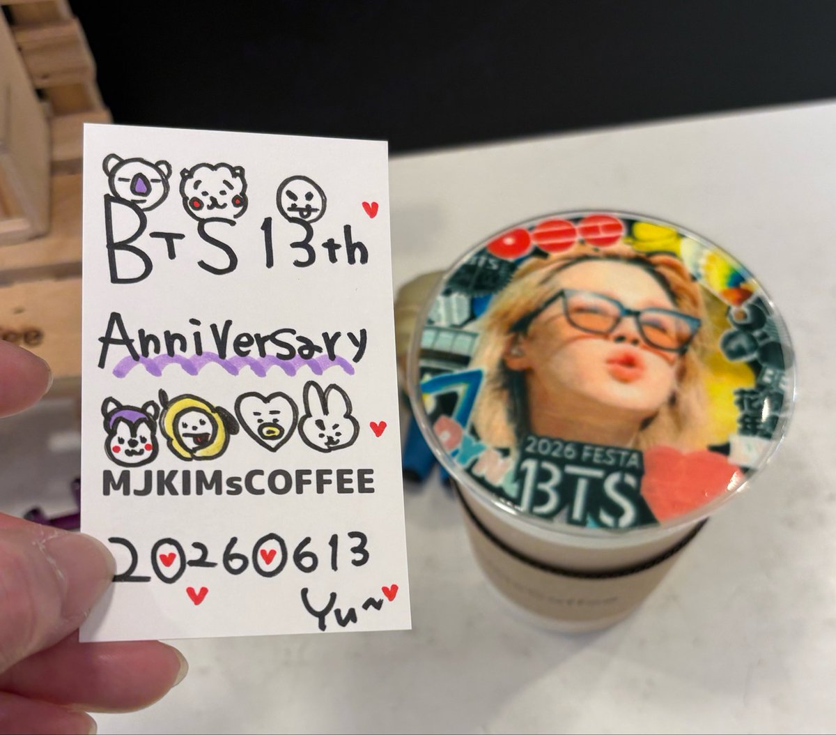 silver0213's tweet photo. BTS 13th Anniversary💜
MJ KIMs COFFEEさんでラテしないとね
@design_sam523 ちゃんのかわいすぎるリングでかわいすぎるジミンを🫶
毎回かわいいカードをスタッフさんが書いてくれる👍
3階にあがるとBTSでいっぱい🥰
幸せな空間だったなぁ

#BTS #방탄소년단
#BTS13thAnniversary https://t.co/ritTcdg844