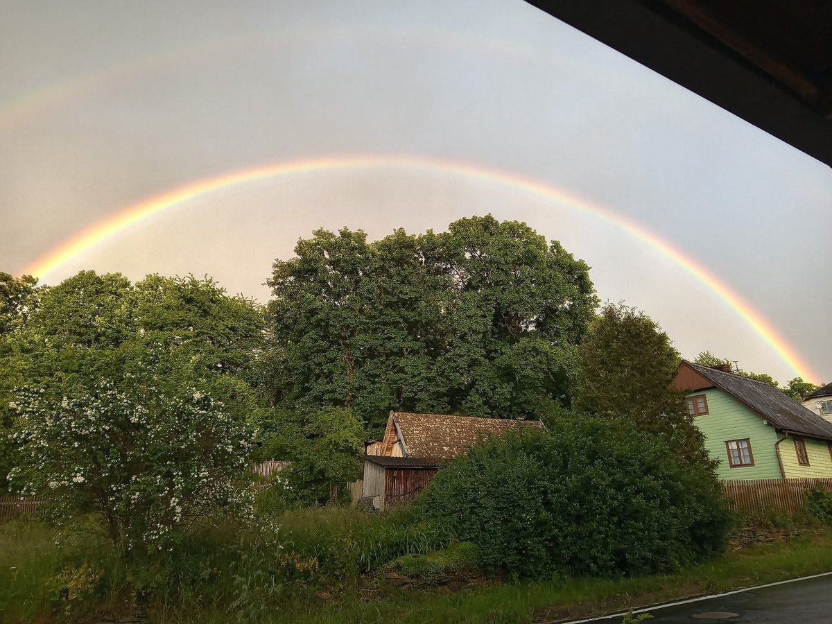 BabickaJaja's tweet photo. Večerní pohoda. Zatáhlo se, zvedl se vítr, sprchlo a jak rychle to přišlo, tak i odešlo. Dvě nádherné duhy 🌈. https://t.co/FaZWO4ZpWo