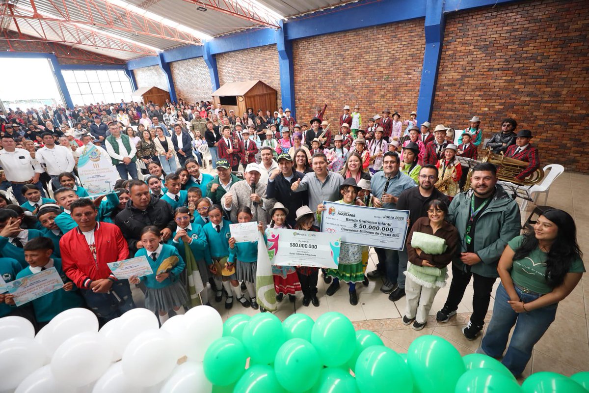 CarlosAmayaR's tweet photo. Gracias a #MisiónAlas, una estrategia liderada por la gestora social @DanielaAssisF,  hoy entregamos $80 millones para apoyar el viaje de 43 niñas y niños y sus dos maestros, de la Banda Sinfónica de Aquitania al X Encuentro Internacional de Bandas de Música Sinfónica en Perú.

Y la Alcaldía también se suma a este gran esfuerzo con una inversión de $50 millones 🤩.

¡Les deseamos un gran viaje! Estamos seguros de que su talento llegará muy lejos.

Además, queremos contarles que estamos trabajando de la mano de la Asamblea de Boyacá para realizar el primer Concurso Departamental de Bandas Marciales, y queremos que su primera versión sea aquí, en Aquitania.