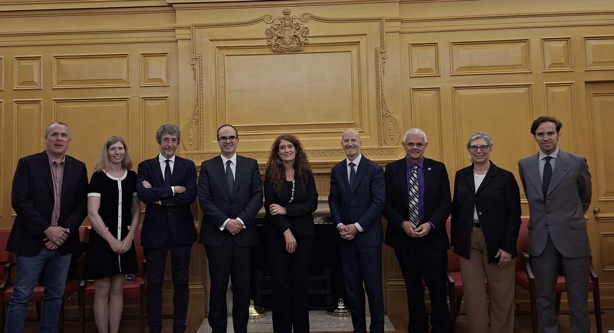 EvaOrtegaPaino's tweet photo. Tres intensos días en 🇨🇦 reforzando la cooperación científica, tecnológica y de innovación entre 🇪🇸 y 🇨🇦 junto a @CDTI_innova e @IAC_Astrofisica.

🔬 Hemos impulsado nuevas oportunidades de colaboración en ciencias de la salud, supercomputación, IA, astrofísica y el proyecto del Telescopio de Treinta Metros (TMT), fortalecido la participación conjunta en Horizonte Europa y reforzado la presencia del CDTI en Canadá.

🌍 Además, desde el Comité Polar Español hemos firmado un MoU con @POLARCanada para avanzar en la investigación ártica.

Un privilegio compartir ideas con responsables institucionales, científicos canadienses de referencia y nuestra diáspora científica en @ACERCA/CASSA. Gracias también a la Embajada de España en Canadá por hacer posible una excelente muestra de diplomacia científica entre el @CienciaGob  y Universidades y @MAECgob a través de la @EmbEspCanada a cuyo embajador y equipo les estoy tremendamente agradecida.
Regreso a España con energías renovadas para seguir construyendo un país de ciencia, innovación y colaboración internacional.

#EspañaESCiencia #DiplomaciaCientífica #Ciencia #Innovación #Canadá