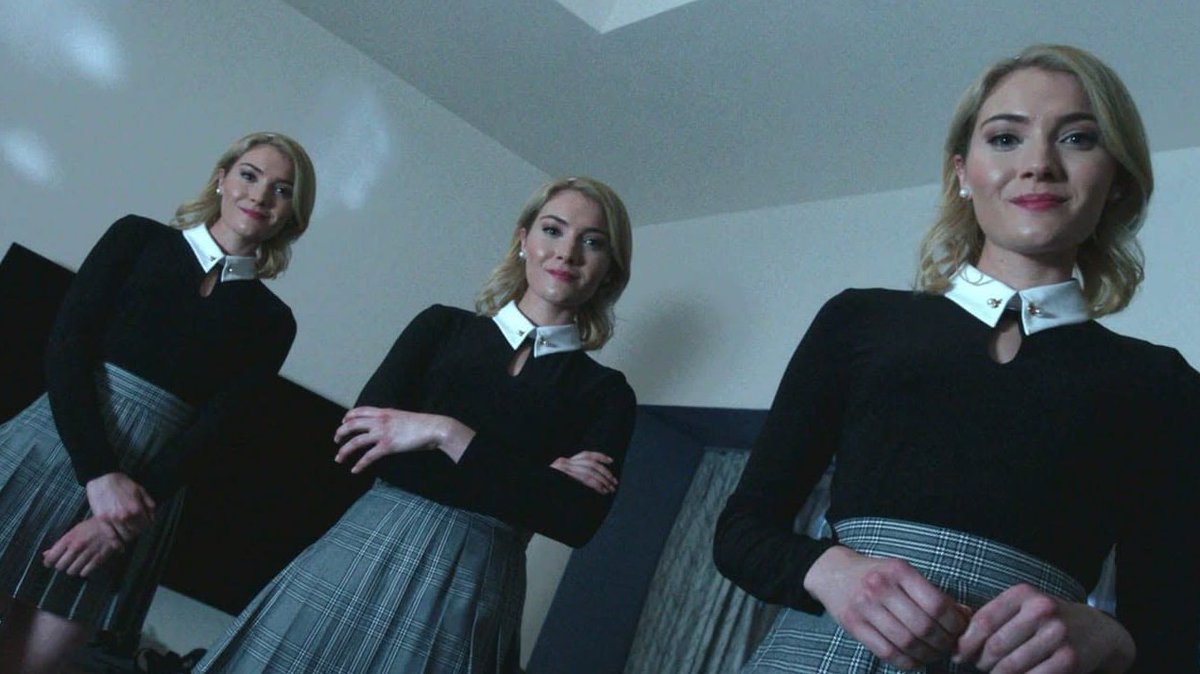 SiteJamesons's tweet photo. No vídeo de X-Men '97 divulgado ontem pela Marvel, em um único frame de apenas um segundo é possível perceber a presença das Stepford Cuckoos.

Essas jovens mutantes são, originalmente, clones de Emma Frost, criadas pelo Programa Arma Extra e designadas como Arma XIV. Concebidas para funcionar como uma mente coletiva telepática, elas foram infiltradas no Instituto Xavier quando suas portas foram abertas para centenas de jovens mutantes do mundo inteiro.

Com o tempo, porém, acabaram sendo acolhidas pela própria Emma Frost. A programação inicial de infiltração foi deixada de lado, e as Cuckoos se tornaram aliadas importantes dos X-Men.

Originalmente, o grupo era formado por cinco irmãs quíntuplas, conhecidas como as 5-em-1. Mais tarde, após a morte de duas delas, passaram a ser chamadas de 3-em-1, ou Trigêmeas Stepford. Seus nomes são: Sophie, Phoebe, Irma, Celeste e Esme.

Assim como Emma, elas possuem poderes de telepatia, podem assumir a forma de diamante e carregam o mesmo tom de arrogância característico da mentora. Na maior parte das histórias elas são idênticas, se vestem igual, pensam igual e falam a mesma coisa. Mas, aos poucos, cada uma foi desenvolvendo a sua individualidade.

Quem acompanhou a série The Gifted, lançada alguns anos atrás pela Fox, já conhece as Cuckoos da segunda temporada do programa.