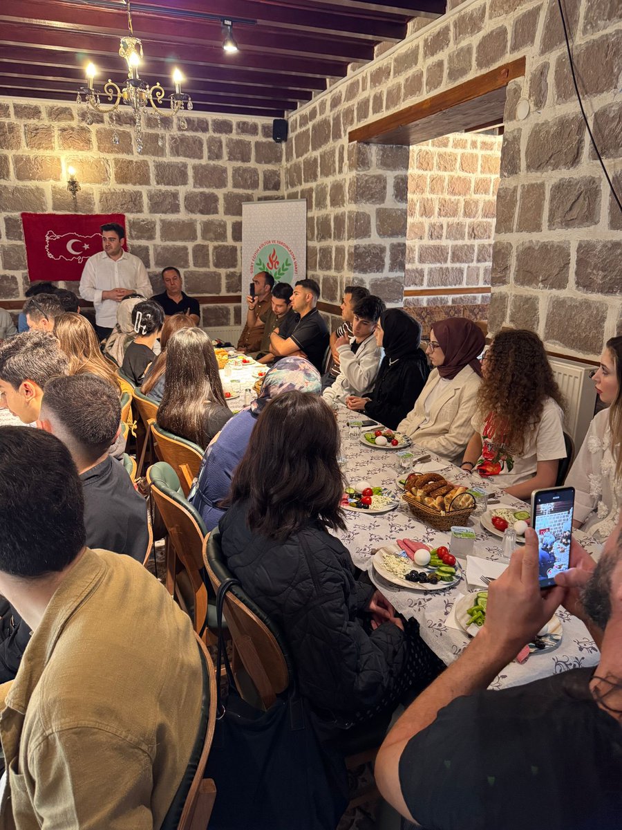 Siirtvakfi06's tweet photo. Vakfımız Gençlik Kollarının düzenlediği kahvaltı etkinliğinde Ankara’da yaşayan Siirtli gençler bir araya geldi.

Sabah saat 7’de Vakfımızın çok amaçlı salonunda Milli Maç’ın topluca izlenmesiyle güne başlayan gençler,  sonrasında hep birlikte kahvaltı yapıp sohbet etti.

Gençlere yönelik birçok proje ve önerinin konuşulduğu toplantıda tüm gençler tek tek duygularını ifade ederek istek ve önerilerini dile getirdi. 

#siirtvakfi #siirtvakfi06 #Siirt #Ankara #gençlik