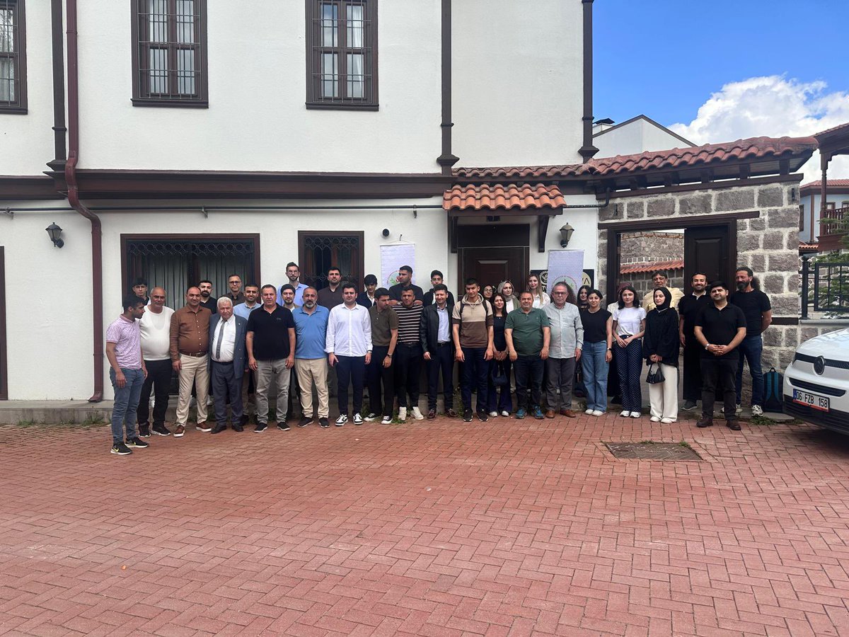 Siirtvakfi06's tweet photo. Vakfımız Gençlik Kollarının düzenlediği kahvaltı etkinliğinde Ankara’da yaşayan Siirtli gençler bir araya geldi.

Sabah saat 7’de Vakfımızın çok amaçlı salonunda Milli Maç’ın topluca izlenmesiyle güne başlayan gençler,  sonrasında hep birlikte kahvaltı yapıp sohbet etti.

Gençlere yönelik birçok proje ve önerinin konuşulduğu toplantıda tüm gençler tek tek duygularını ifade ederek istek ve önerilerini dile getirdi. 

#siirtvakfi #siirtvakfi06 #Siirt #Ankara #gençlik