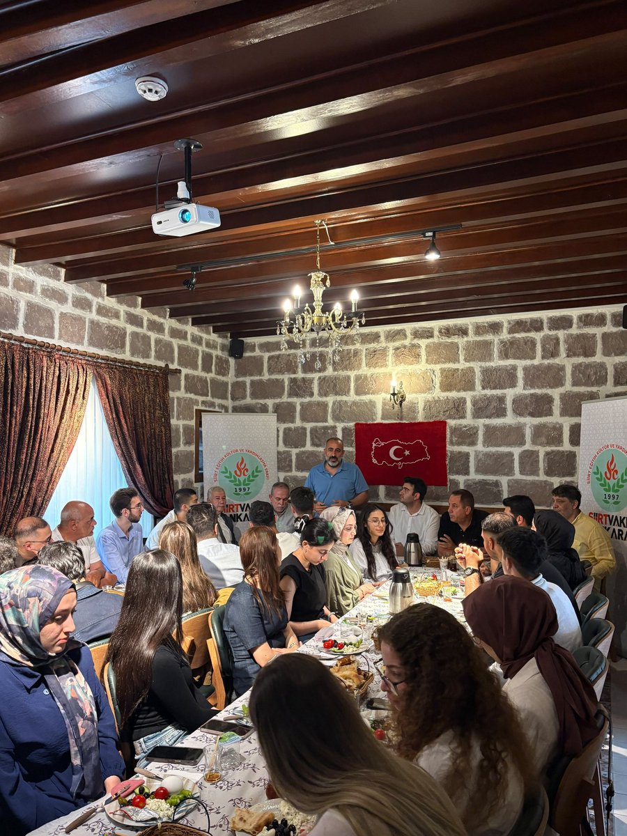 Siirtvakfi06's tweet photo. Vakfımız Gençlik Kollarının düzenlediği kahvaltı etkinliğinde Ankara’da yaşayan Siirtli gençler bir araya geldi.

Sabah saat 7’de Vakfımızın çok amaçlı salonunda Milli Maç’ın topluca izlenmesiyle güne başlayan gençler,  sonrasında hep birlikte kahvaltı yapıp sohbet etti.

Gençlere yönelik birçok proje ve önerinin konuşulduğu toplantıda tüm gençler tek tek duygularını ifade ederek istek ve önerilerini dile getirdi. 

#siirtvakfi #siirtvakfi06 #Siirt #Ankara #gençlik