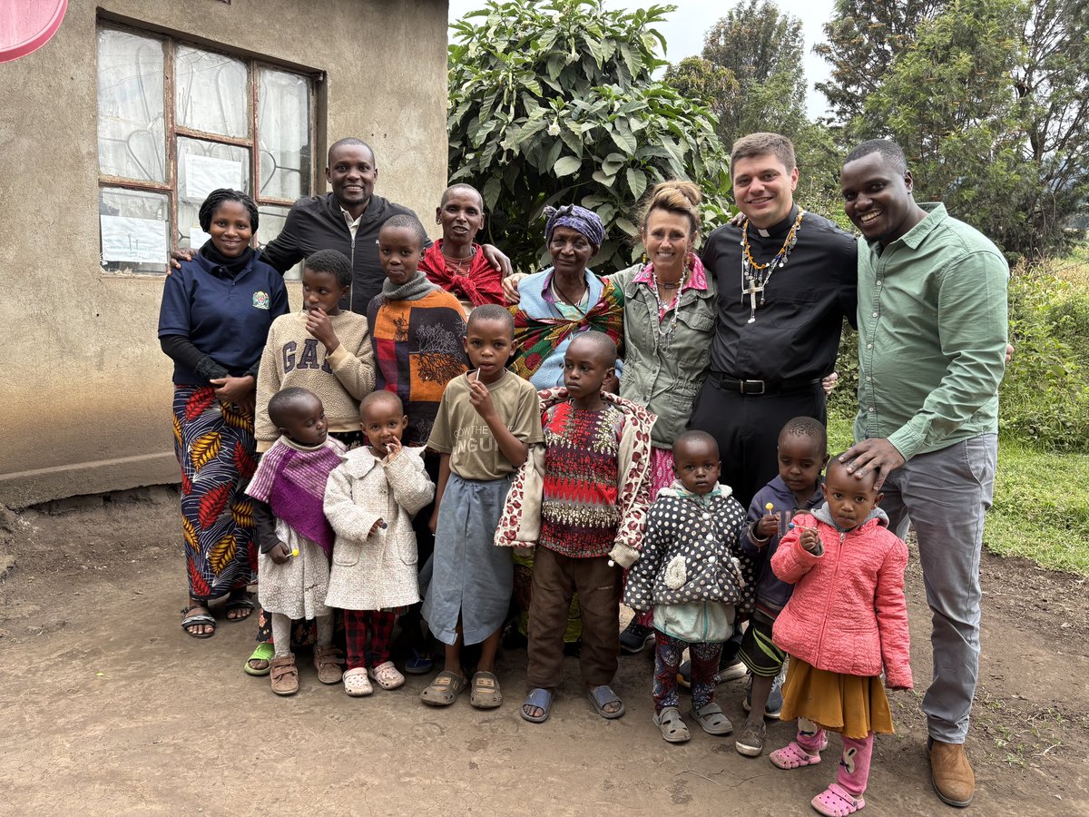 ProjectRehema's tweet photo. Kelli Solsma, President of Project Rehema, and her son, Fr. Alex Solsma, are in Tanzania visiting our families. Today, they also visited Mama Babu, Mama Rosie, and Bibi Safina in the village of Monduli Juu. https://t.co/yoDxgKo7Sp