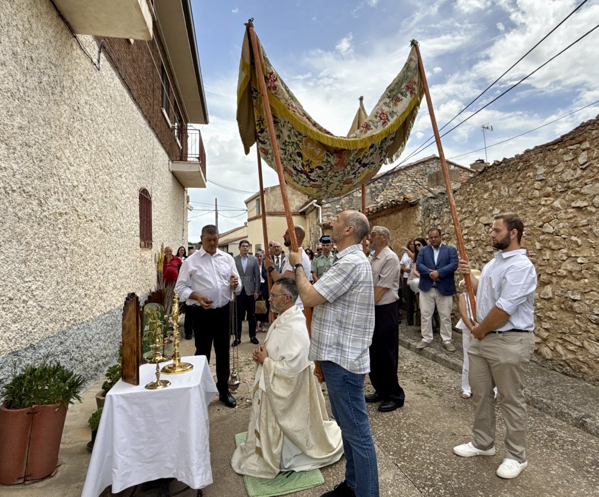 VOX_Guadalajara's tweet photo. 1/2
☀️ Embid ha celebrado este domingo su Día Grande con motivo de la tradicional Octava del Corpus.

⛪ Misa en la iglesia de Santa Catalina y procesión del Santísimo Sacramento por las calles del municipio.

#Embid #Guadalajara https://t.co/Zi9lKyXCw8
