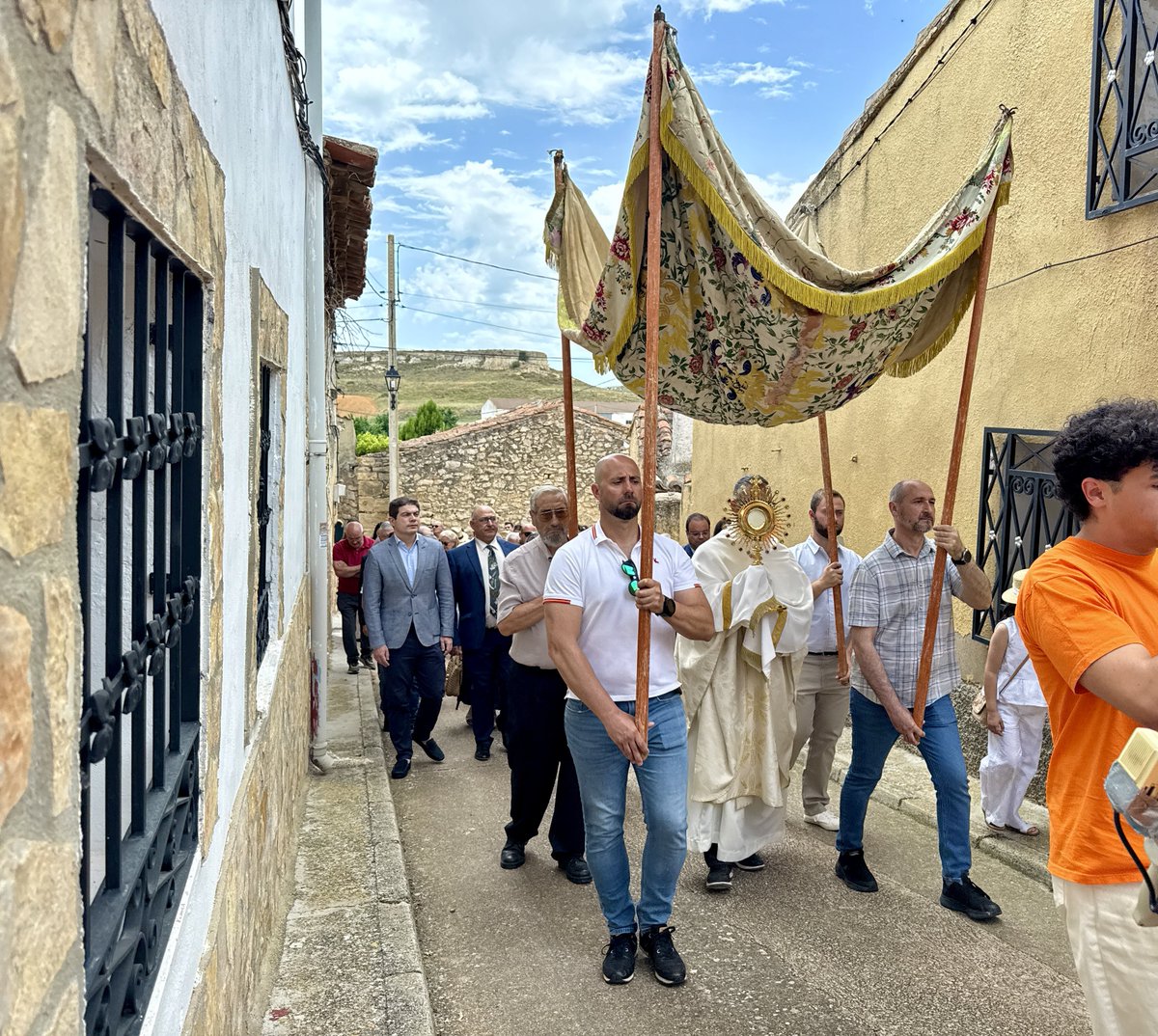 VOX_Guadalajara's tweet photo. 1/2
☀️ Embid ha celebrado este domingo su Día Grande con motivo de la tradicional Octava del Corpus.

⛪ Misa en la iglesia de Santa Catalina y procesión del Santísimo Sacramento por las calles del municipio.

#Embid #Guadalajara https://t.co/Zi9lKyXCw8