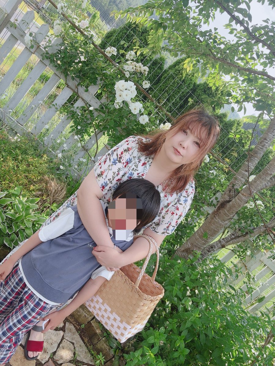 saijyu's tweet photo. ねぇさんはすこぶる元気に39ちゃい。
相変わらず花の名前は知らない。

薔薇とか撫子とかクレマチス位はわかったけどね🤔

あと息子がコンプライアンスいうから顔モザ。
息子ももう10歳で、小5になりました┏○ﾍﾟｺｯ早いですねぇ。 https://t.co/Qlz8EMsT5f
