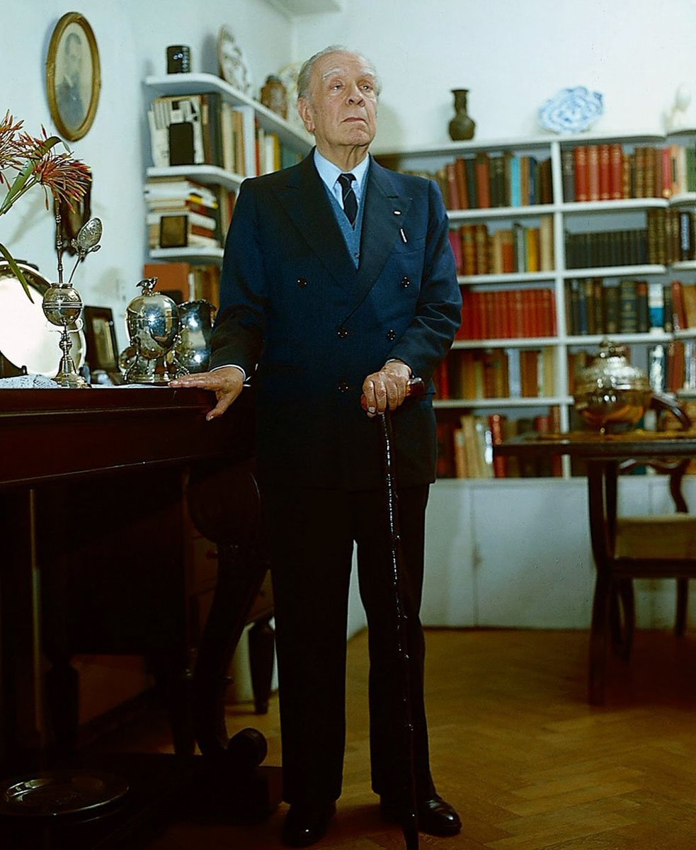 adaubam's tweet photo. Mario Vargas Llosa vai entrevistar Jorge Luis Borges em seu apartamento. Depois de examinar a biblioteca, Vargas Llosa lhe pergunta:

—Não encontrei nenhum livro seu nas estantes. Por quê?

—É que cuido muito bem da minha biblioteca. Quem sou eu para me comparar com Schopenhauer? https://t.co/pUBu7vGqc5