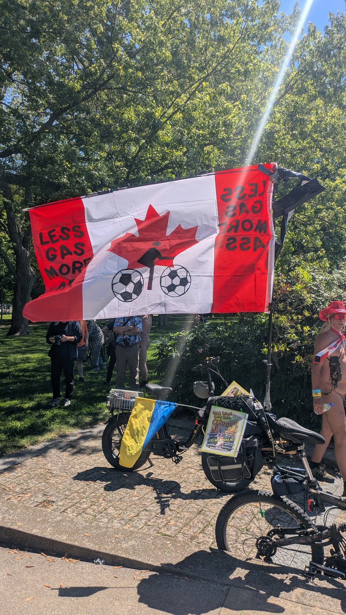 MsRosieRay's tweet photo. Lots of fun at the Toronto naked bike ride this weekend recording for @nakednews 🚴‍♀️🚴🚴‍♂️ #worldnakedbikeride https://t.co/6htjZ4g4CN