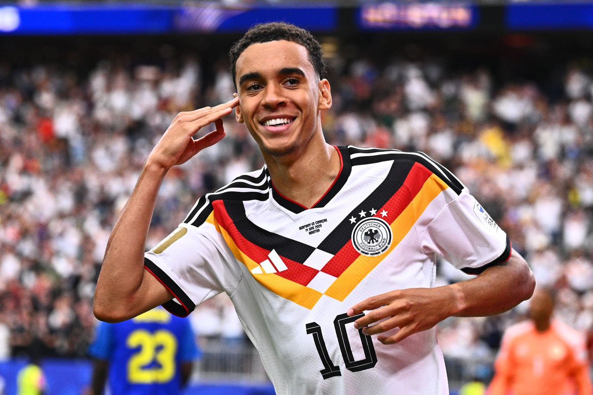 OffThe_Pitch's tweet photo. Jamal Musiala with his First World Cup goal for Germany to put them 4-1 up vs Curaçao. 

Starboy

#FIFAWorldCup | #GERCUW https://t.co/wFXiFqHCFp