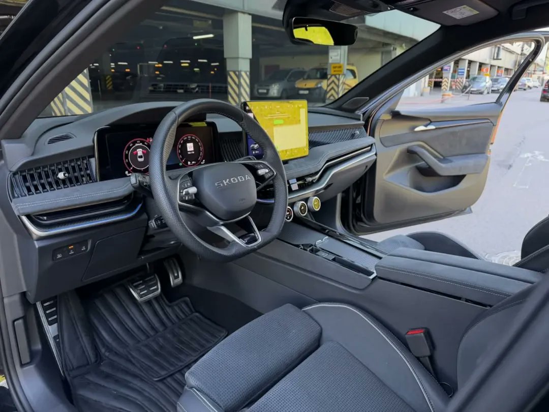 nocarcontext's tweet photo. SKODA SUPERB LAUREN &amp; KLEMENT 🖤🖤 https://t.co/maAY0G3ZME