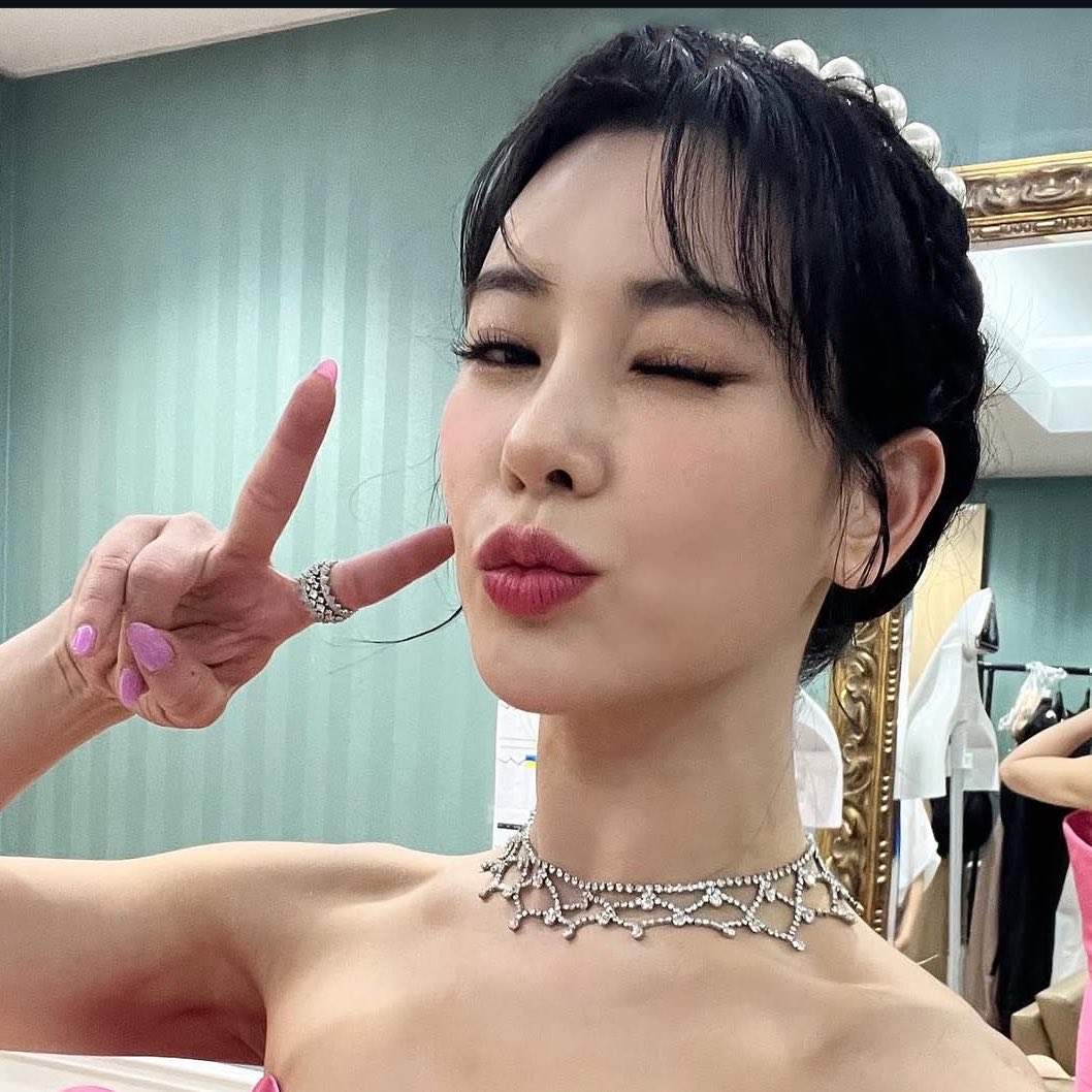 wantsummertea's tweet photo. 브이하면서 볼콕까지 하는 미친 스킬을 보유한
정.선.아. 이러면 여자들 다 죽죠 https://t.co/dRNNJfdrEg