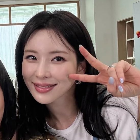 wantsummertea's tweet photo. 브이하면서 볼콕까지 하는 미친 스킬을 보유한
정.선.아. 이러면 여자들 다 죽죠 https://t.co/dRNNJfdrEg