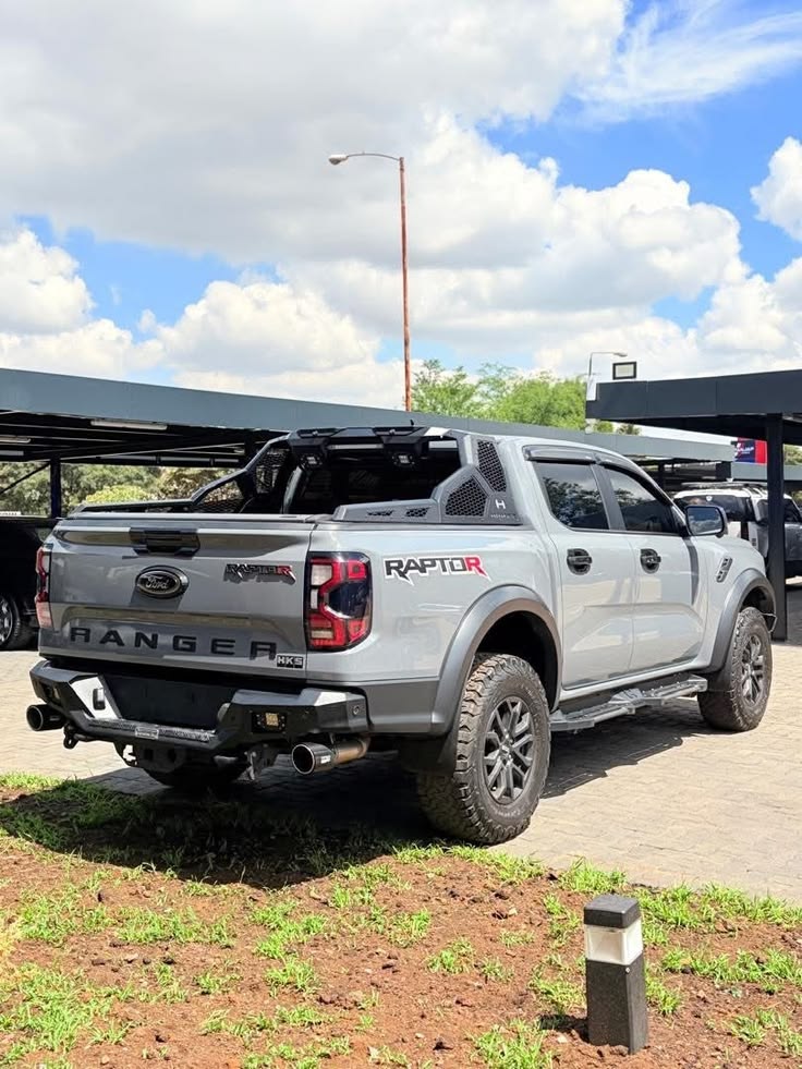 OLUWASHINAA2000's tweet photo. Ford Ranger Raptor https://t.co/a6JGtro2AV