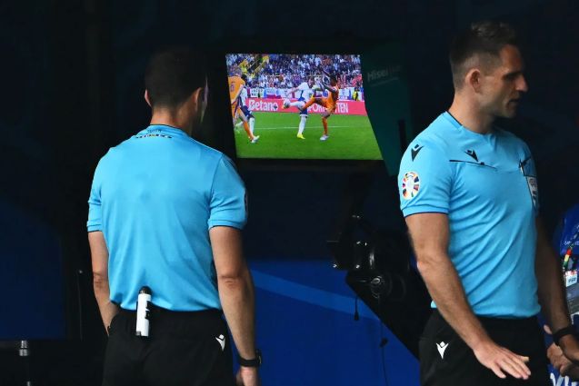 TechUnpackDaily's tweet photo. Every World Cup camera angle you see is the solution to a maths problem.
Mathematicians have spent decades figuring out how to cover every corner of a space — but football adds moving players, blocked views and constant chaos.
The geometry of the beautiful game. ⚽📐 https://t.co/wQeBzhePDy