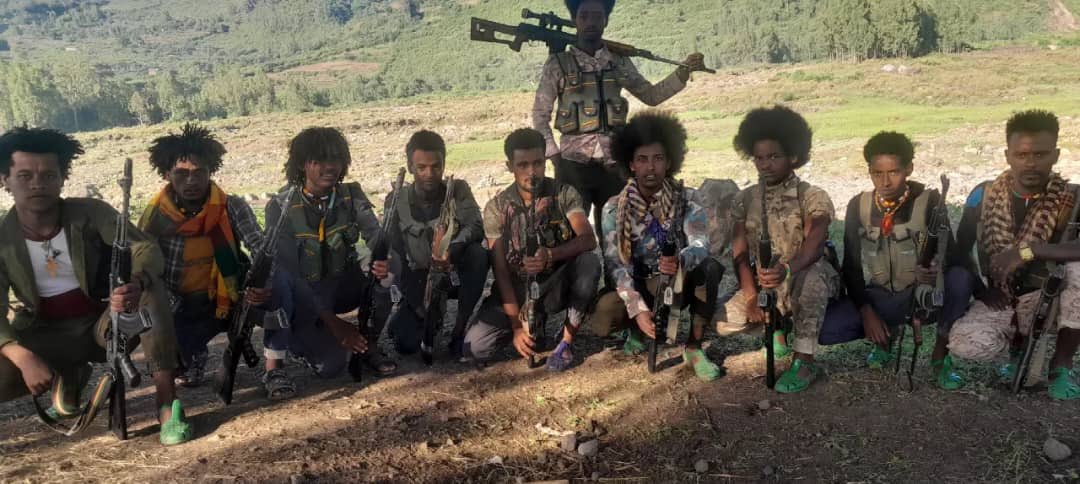 ZegabiMedia's tweet photo. በሸዋ ጠቅላይ ግዛት ምንጃርና ከረዩ አውራጃ ነበልባል ክፍለ ጦር ድል ተቀዳጀች

የአፋብን ሸዋ/ጠ/ግ/አሳምነው ዕዝ ከሠም ፪ኛ ኮር ነበልባል ክፍለ ጦር የብልፅግናውን ጥምር ጦር ላይ ድል ተቀዳጁ።

ሁለት የነበልባል ክፍለ ጦር ሻለቆች የተሳተፉበት ውጊያ ማለትም  መብረቅ  ሻለቃ እና መቶ አለቃ አበባው ሻለቃ ፋኖዎች በጥምረት  ባደረጉት ገድል የብልፅግናውን  ግብስብስ  ሠራዊት በ06/10/2018 ከቀኑ 6:00 እስከ ማታ 9:45 ሰዓት በነበረው ፍልሚያ  ፋኖዎቹ  መብረቃዊ ክንዳቸውን በመሰንዘር እንደ እሳት ሲለበልቡት አምሽተዋል።

መነሻውን ከባልጪ  አድርጎ  ወደ ኢራንቡቲ ቀበሌ ያቀናውን የሪፐፕሊካን ጥበቃ 5ኛ ክፍለጦር እና በስሩ በጥቅማጥቅም የሰበሰባቸውን ሆድ አደር ሚሊሾች  እንዲሁም አዲስ ተጨማሪ ሰራዊት በመያዝ ኢራንቡቲ ቀበሌን እቆጣጠራለሁ ብሎ በመንጋ ቢመጣም በአይበገሬዎቹ  ነበልባል ክፍለ ጦር  ሠራዊታችን ወደ መጣበት እዲመለስ አድርገውታል።

    የሀይል ብልጫ የተወሰደበት የጠላት ሀይል  ከ15 በላይ እንደተገደለበት እና ቁጥሩ በውል  ያልታወቀ ቁስለኛ በአንቡላንስ ከአራት ጊዜ  በላይ ጭኖ እንዳመላለሰ እና የሞተበትን ሀይል በአካባቢው ማህበረሰብ በማስገደድ ለህክምና የምታመላልሰው አንቡላንስ ደርሳ እስክትደርስ 15ቱን እሬሳ እዲያቀብሉት ማስገደዱን  የውስጥ መረጃችን አሳውቆናል።
ይህ በእንዲሕ እንዳለ የአፋብን ሸ/ጠ/ግ/አ/ዕዝ ዓፄ አምደ ጽዮን ኮር 7/70 ክፍለጦር  አንድ(1) የአገዛዙ ወታደር 
=>  አንድ(1) ዘመናዊ ስናይፐር መሳሪያ 
=> አንድ(1) የደረት ትጥቅ
=>  አራት(4) ካዝና በመያዝ ወደ ፋኖ ተቀላቅሏል።

በሌላ የአውደ ውጊያ ቀጠና 
በሸዋ ጠቅላይ ግዛት ይፋት አውራጃ  አስገራሚ ጀብዶች ተሠርተዋል

የአማራ ፋኖ ብሔራዊ ንቅናቄ ሸዋ ጠቅላይ ግዛት አሳምነው እዝ የዓፄ ዘርዓ ያዕቆብ ፩ኛ ኮር  7/ለ70 ክፍለ ጦር ዛሬም እንደ ትላንቱ በጠላት ይዞታዎች ውስጥ ሰርገው በመግባት አስገራሚ ድሎችን ማስመዝገባቸውን ቀጥለውበታል።

​የክፍለ ጦሩ ልዩ የኦፕሬሽን ቃኝዎች የፋሺስት አብይ አህመድ ግብስብስ ሰራዊትን ወደ ሚንቀሳቀስበት ቦታ ሰርገው በመግባት የጠላትን እቅድ በማክሸፍ መብረቃዊ ጥቃቶችን ፈፅመዋል።

​የሰርጎ ገብ ውጊያ ስምሪቱ በቀን 05/10/2018 ዓ.ም ከለሊቱ 5:00 ሰዓት ላይ ከአጣዬ ተነስቶ ወደ በርግቢ አቅጣጫ እየገሰገሰ በነበረው የጠላት መከላከያ ሰራዊት ላይ የ7ለ70 ክፍለ ጦር ጀግኖች በ06/10/2018  በበርግቢ ቀበሌ እና በይምልዎ መካከል ላይ አድፍጠው በመጠበቅ ከባድ ድንገተኛ ጥቃት ፈፅመዋል። በዚህ እልህ አስጨራሽ የለሊት ውጊያ የጠላት ኃይል ድባቅ በመመታቱ ወደ መጣበት ተገዶ ለማፈግፈግ ተገዷል። በዚሕም ከጠላት ሀይል አራት(4) የተገደሉ ሲሆን የተቀሩት ደግሞ በጽኑ ቆስለው በሕክምና ላይ እንደሚገኙ የውስጥ መረጃዎቻችን ገልፀዋል።
​
​ይህ የድል ጉዞ ሳይቋረጥ በማግስቱ በ07/09/2018 ዓ.ም ከጠዋቱ 12:00 ሰዓት ላይ ከአጣዬ ከተማ ተነስቶ ወደ አላላ በመጓዝ ላይ በነበረው የሆድ አደር ሚሊሻ ኃይል ላይ ሌላ ስልታዊ ጥቃት ተፈጽሟል። የክፍለ ጦሩ የቁርጥ ቀን ልጆች አራዳ በር ላይ ቀድመው ሰርገው በመግባትና ምሽግ በመያዝ፣ በሚሊሻው ላይ የጀግንነት ክንዳቸውን አሳርፈዋል።​በዚህ እልህ አስጨራሽ ውጊያ እንድሪስ የተባለው የጠላት ሚሊሻ መሪ እስከ ግብረ አበሮቹ ሙሉ በሙሉ የተደመሰሰ ሲሆን፣ ካጋጠማቸው ከባድ ሽንፈት የተረፉት 3ቱ (ሦስቱ) ደግሞ በከባድ የመቁሰል አደጋ ምክንያት ሪፈር ተጽፎላቸው በሕይወትና በሞት መካከል ይገኛሉ ሲል መረጃዎቻችን ተናግረዋል።

​" ክብር ለጀግኖች ሰማዕታት"
  "ህልውናችን በተባበረ ክንዳችን"

​የአማራ ፋኖ ሸዋ ጠቅላይ ግዛት አሳምነው ዕዝ ሕዝብ ግንኙነት መምሪያ