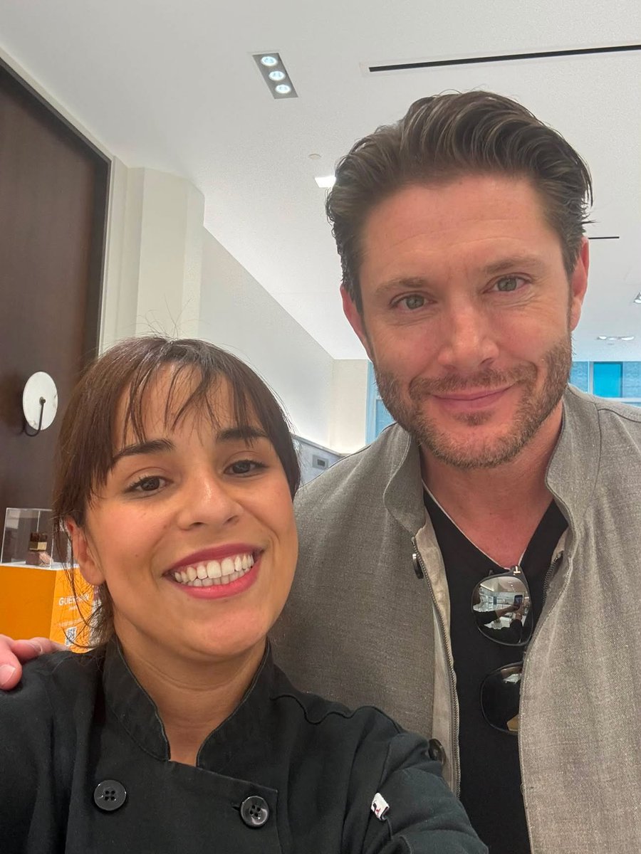 infoackles's tweet photo. EXCLUSIVA! 😍

Uma fã nos enviou estas fotos com Jensen Ackles, tiradas no dia 6 de maio no centro de Montreal, no Canadá. 

Ela nos contou que ele foi super gentil e receptivo, sorrindo para ela e a cumprimentando ao perceber que era uma fã. 🫶🏼🥹 https://t.co/PQrU1ZmvKY