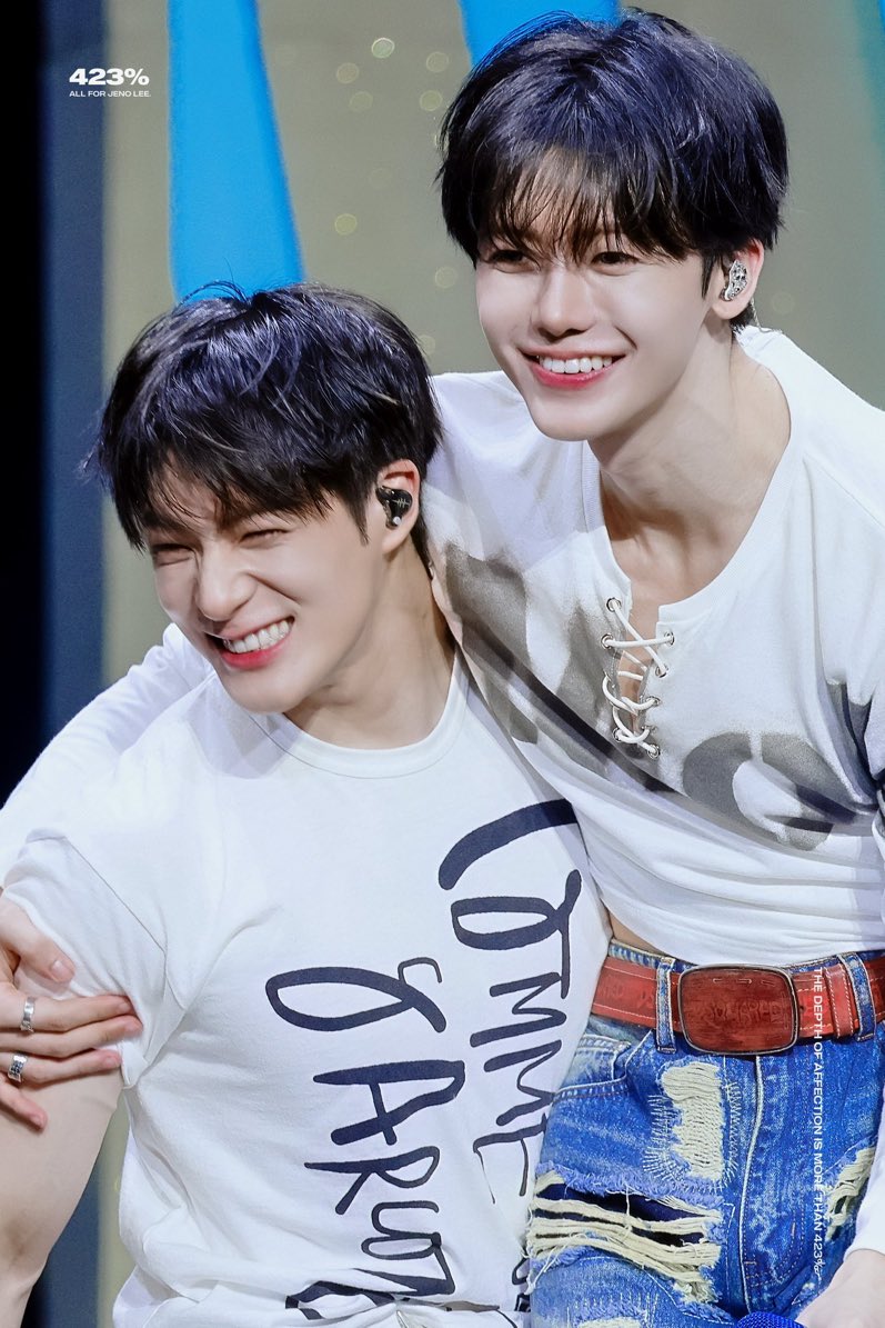 jensungroll's tweet photo. this looks like a bl manwha cover https://t.co/XYQksaLl6n