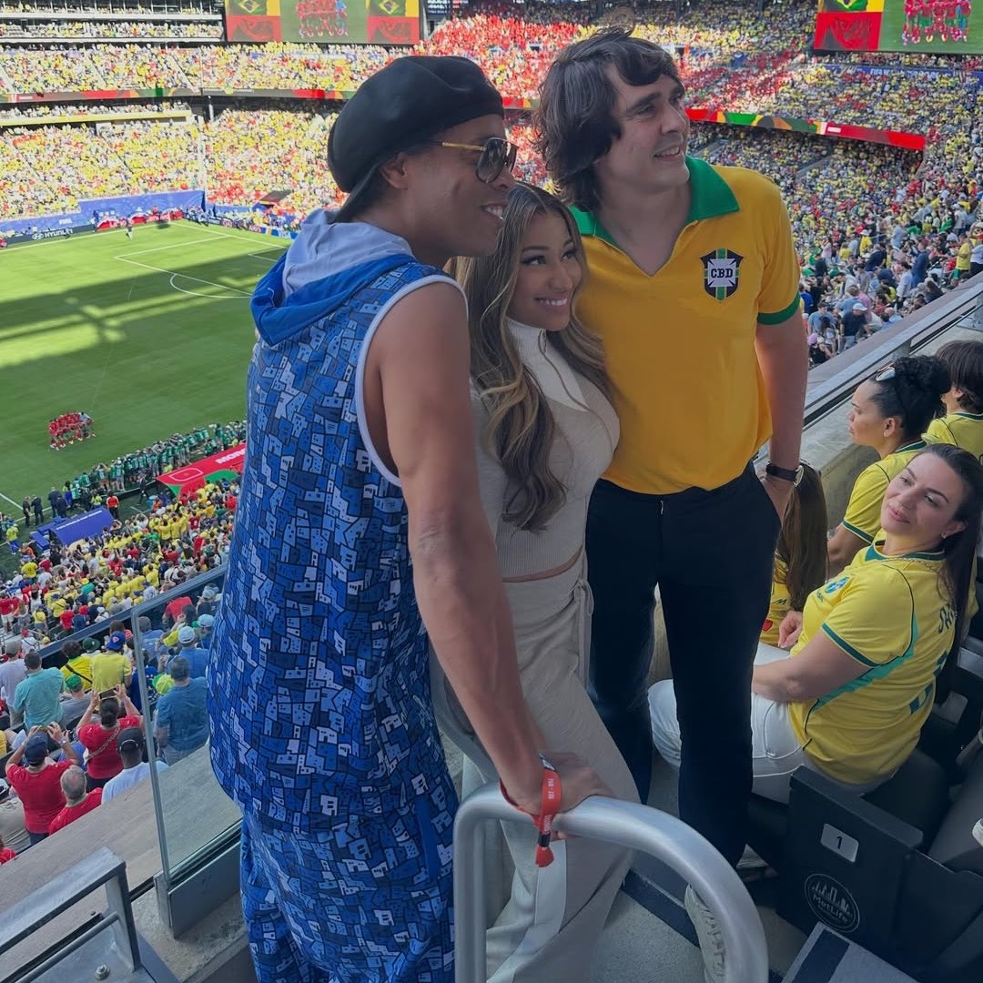 FeelTheBass86's tweet photo. .@NICKIMINAJ at the FIFA World Cup with Brazilian soccer legend @10Ronaldinho and influencer Diego Fernandes https://t.co/ES6RM3Lvwl