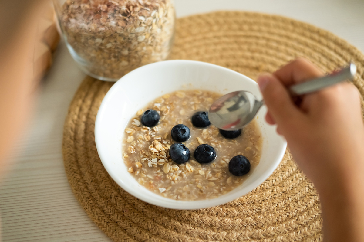 ChrisPinetti's tweet photo. Cozy weekend morning: homemade oat porridge topped with fresh blueberries and a drizzle of honey. Nothing beats this warm, simple treat! https://t.co/oTTv5dYS1s