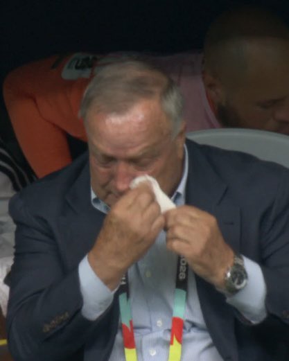footballontnt's tweet photo. Curaçao manager Dick Advocaat was visibly emotional before the game as the national anthem was playing 🇨🇼

He is the oldest manager in World Cup history at 78 years old. He was the Dutch manager at USA ‘94 🤯 https://t.co/v5qeRd7lOn