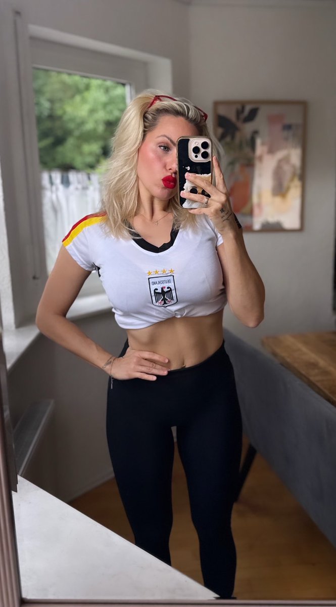 𝐈𝐕𝐎𝐍𝐗𝐗𝐀 tweet media
