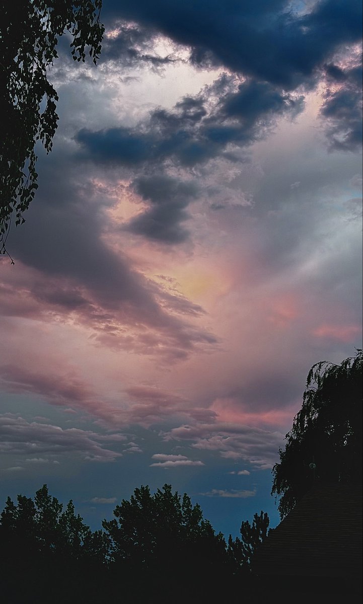 SharkeyMp's tweet photo. This was the last of the thunderstorms from yesterday. A dying storm lit up by the setting sun. https://t.co/OD5JwtnyOk