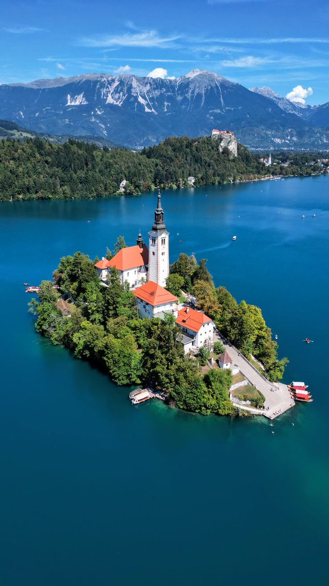 EarthPic01's tweet photo. 📍Isola Bella, a small island on Lake Maggiore in northern Italy 🇮🇹 https://t.co/BMyJ3dkl08